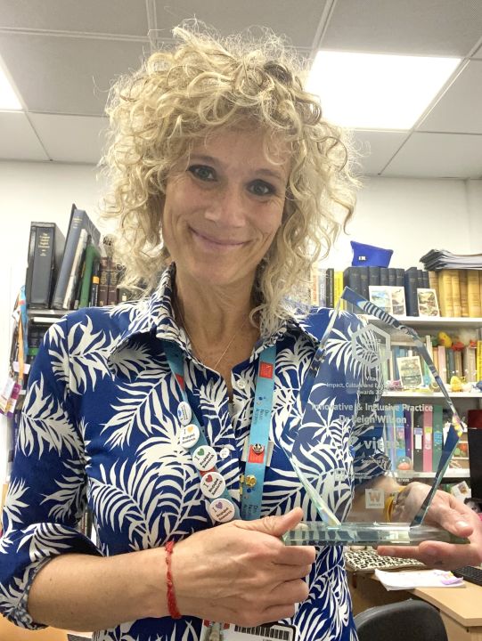 Dr Leigh Wilson holding her ICE Award